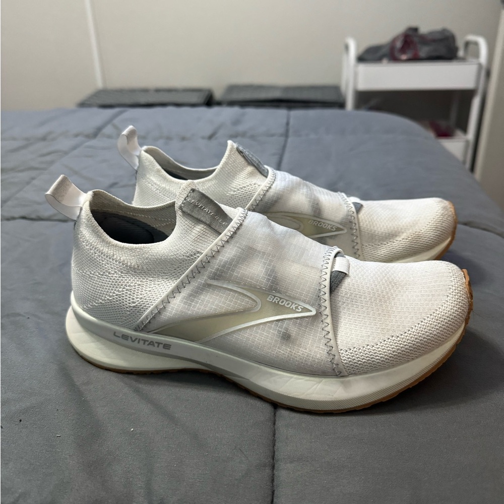 LIMITED EDITION Brooks Levitate 4 LE White Slip On Sneakers Womens 6.5